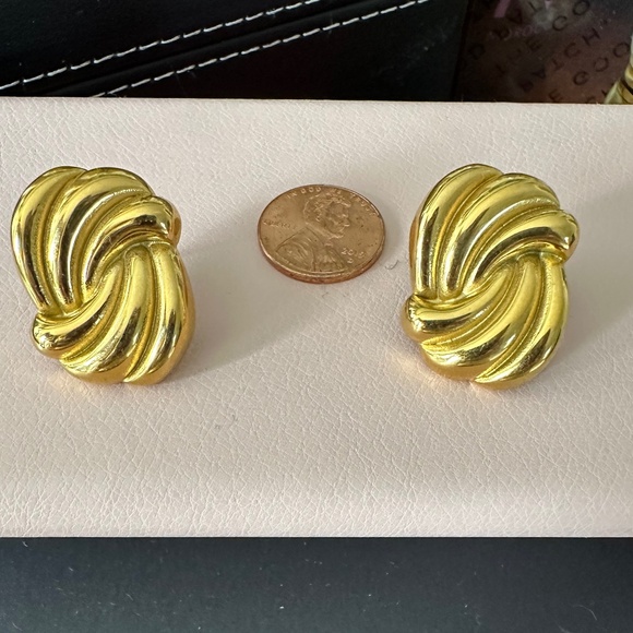 Gold tone twist knot post earrings - Picture 1 of 1